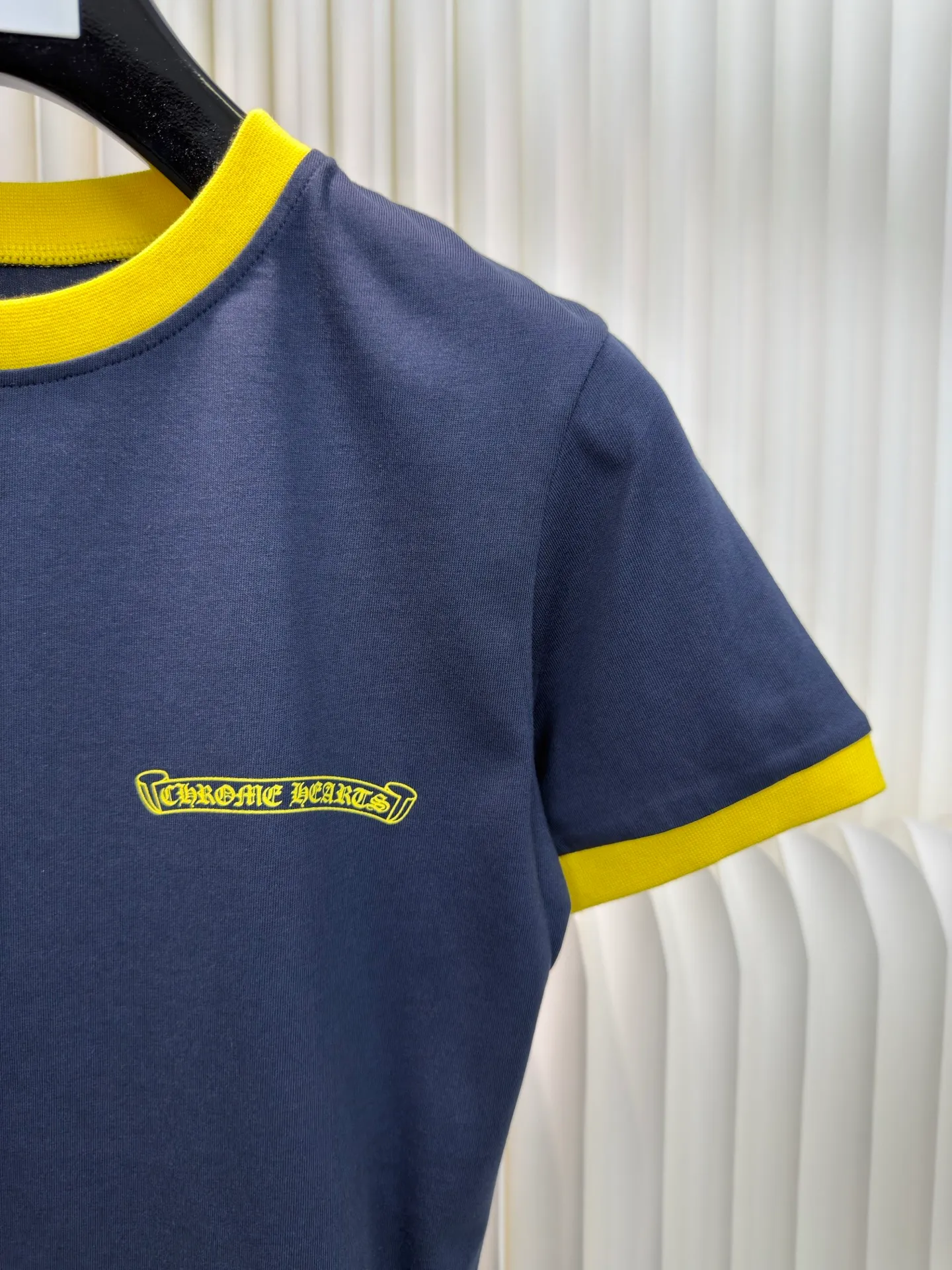 P230 Chrome Hearts Sanskrit Color Blocking Short Sleeves (Women's Wear) Authentic Open Edition - Physical Counter - Top Luxury Quality 🆚 Instant sale of all editions on the market. Custom dyed threads and large body fabrics according to YB. The printing is hand-printed. Contrast color design The upper body effect is excellent. Size S M L